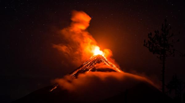 materii prioclastice continua sa fie expulzate de vulcanul fuego din guatemala