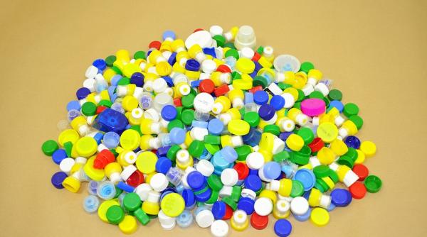 satu mare panou de 123 de metri din capace de pet uri realizat de copii pentru cartea recordurilor