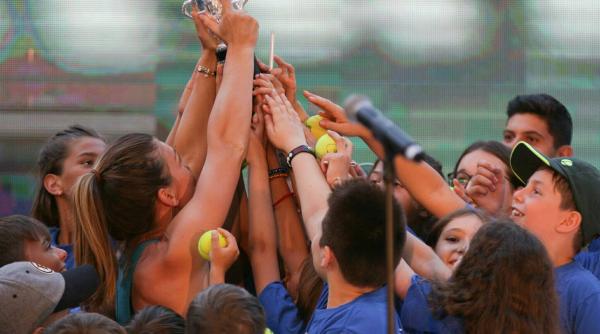 simona halep si a prezentat trofeul roland garros pe arena nationala in fata a 20 000 de bucuresteni