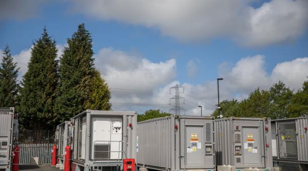 enel inaugureaza primul sistem independent de stocare a energiei pe baza de acumulatori din marea britanie