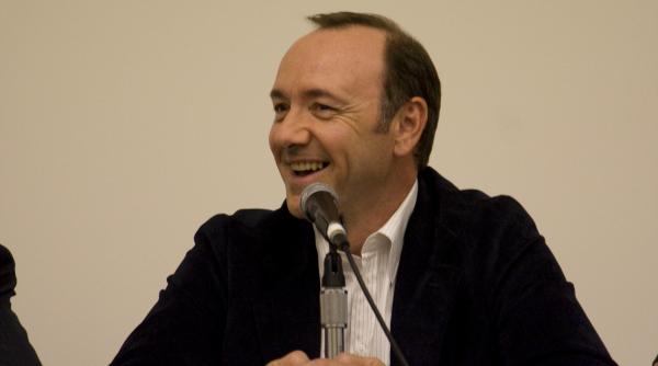 kevin spacey revine pe marile ecrane dupa ce a fost acuzat de comportament sexual neadecvat