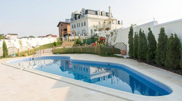 p resedinta ta de vara este pavata cu piatra naturala