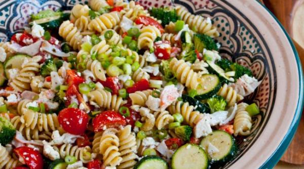 reteta zilei salata greceasca cu paste