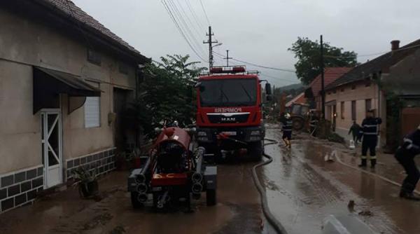 bilantul efectelor furtunii de noaptea trecuta un mort copaci smulsi case fara acoperisuri inundatii si alunecari de teren