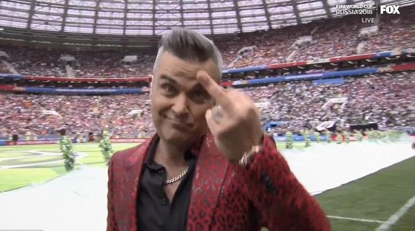 robbie williams gest obscen catre camera de filmat in timpul ceremoniei de deschidere a cupei mondiale