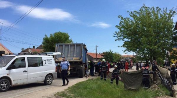trafic pe un singur sens pe dn 66 defileul jiului dupa ce o autobasculanta cu pietris s a rasturnat