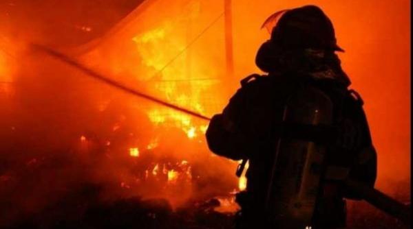 un tanar a murit dupa ce a sarit pe fereastra in urma iscarii unui incendiu la petrosani