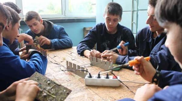 incep inscrierile in invatamantul profesional sunt disponibile peste 38 000 de locuri