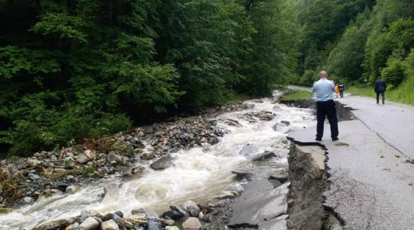 o sosea din hunedoara s a surpat in 3 locuri