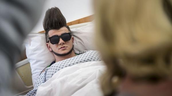 surpriza de proportii in cel de al treilea episod al serialului baieti de oras malone sufera o schimbare de sex fara voia sa