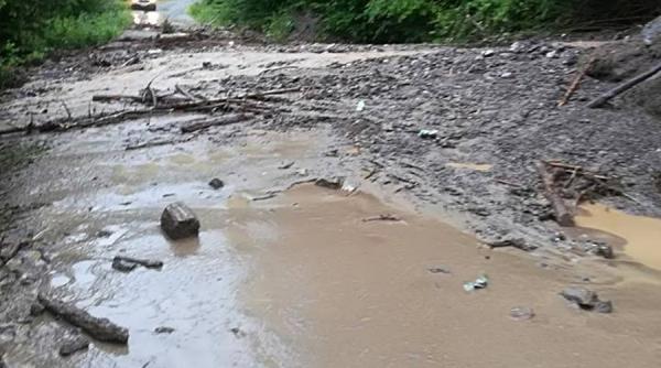 trafic blocat pe dn74 in urma ploilor de aluviuni aduse de pe versanti