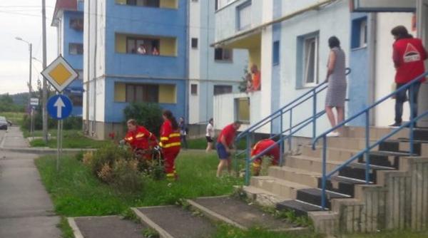 un barbat s a aruncat de la etajul unei cladiri din bistrita