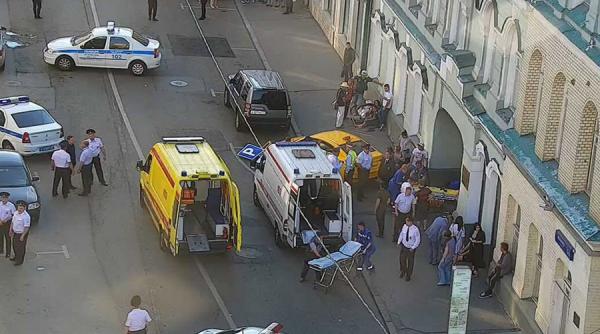 un taxi a intrat in multime pe o strada din moscova 8 oameni au fost raniti