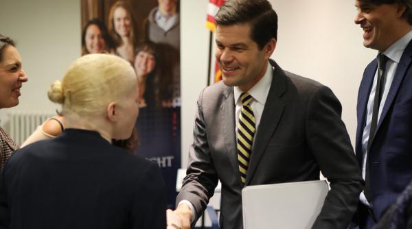 avocata lui soros mana dreapta a asistentului secretarului de stat al sua care vine la bucuresti