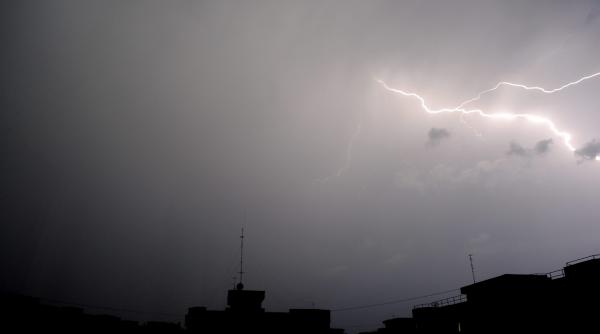 cod portocaliu de averse si descarcari electrice pentru judetele hunedoara si arad pana la 15 30