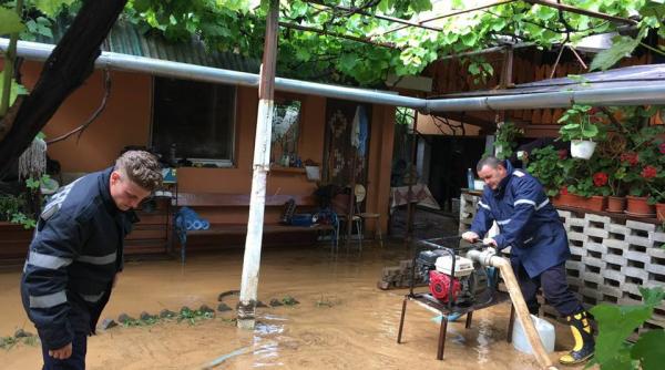 furtuna si ploile au afectat 200 de gospodarii din paulis iar drumul vinului a fost acoperit cu namol