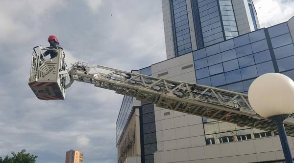 sibiu pescarus ranit salvat de pompieri de pe o cladire inalta