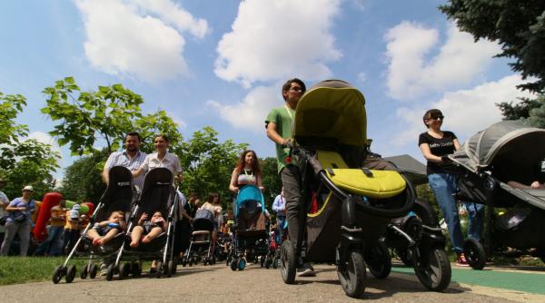 zeci de bebelusi si au dat intalnire la parada carucioarelor