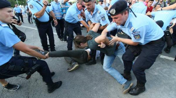 galerie foto in jur de 1000 de persoane protesteaza in piata victoriei scene violente intre protestatari si jandarmi