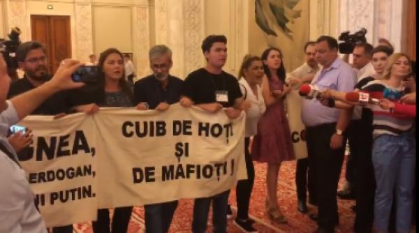 grup de protestatari in parlament in timpul discursului premierului