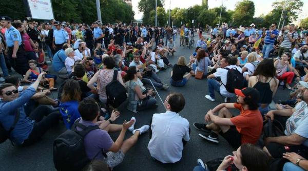 mii de oameni protesteaza in sibiu cluj napoca timisoara si iasi la bucuresti peste 4 000 de persoane in piata victoriei