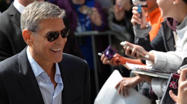 sotii clooney au donat 100 000 de dolari pentru copiii separati de parintii imigranti