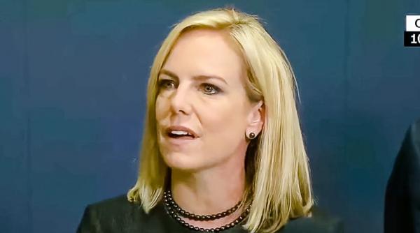 video inalt oficial american huiduit in timp ce lua masa la un restaurant mexican