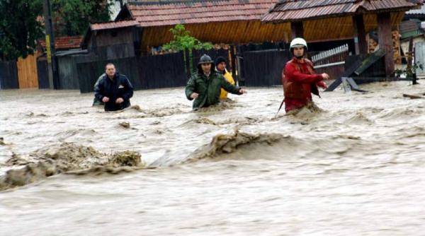 cod portocaliu de inundatii in patru judete si cod galben in 13 judete