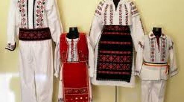 expozitie cu camasi populare dedicata centenarului la piatra neamt