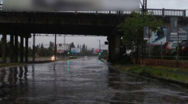 pmb echipele apanova si operatorii de salubritate intervin pentru evacuarea acumularilor de apa in urma ploii