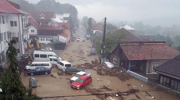 video dezastru dupa o viitura in comuna luncavat