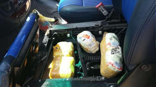 bijuterii din argint ascunse in bancheta unui microbuz