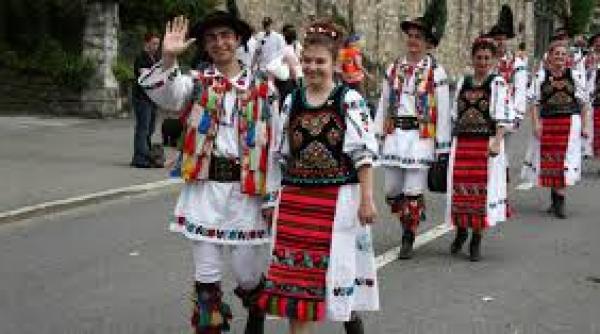 centenarulmariiuniri braila flashmob cu tineri imbracati in ii care vor imbina folclorul cu dansul modern