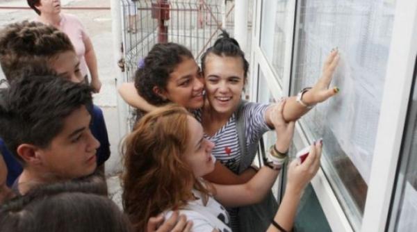 men numarul candidatilor cu media 10 la evaluarea nationala a crescut dupa contestatii de la 319 la 345