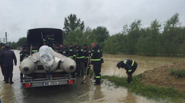 pompieri cu autospeciale mobilizati in sprijinul cetatenilor inundati din judetul alba