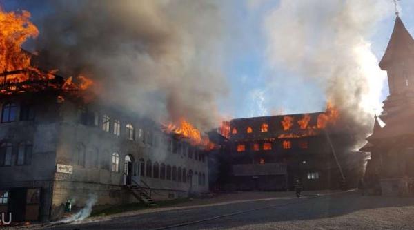 incendiu de proportii la manastirea rosiori din suceava