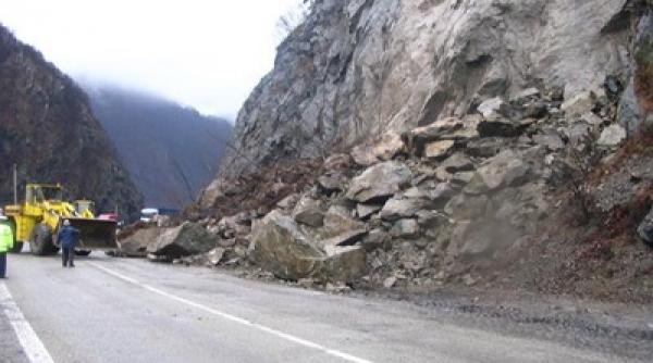 circulatie rutiera blocata temporar pe dn 17 dupa ce au cazut bolovani de pe versanti