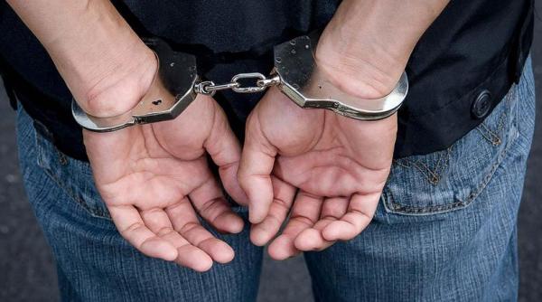 un barbat retinut a fost retinut pentru santaj dupa ce a amenintat ca va publica fotografii cu o tanara in ipostaze indecente