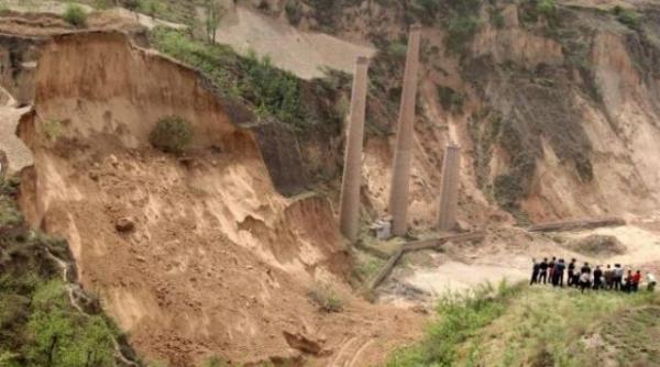 video dezastru in china dupa o masiva alunecare de teren