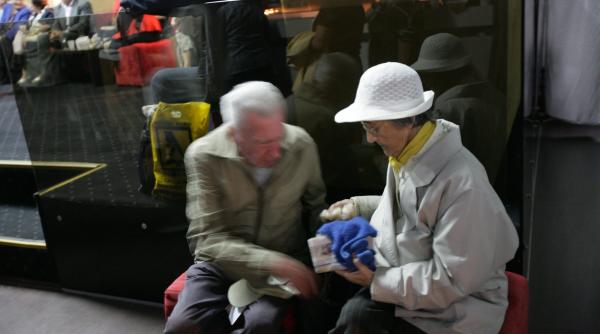 cati pensionari erau in romania cat era pensia medie in 1993