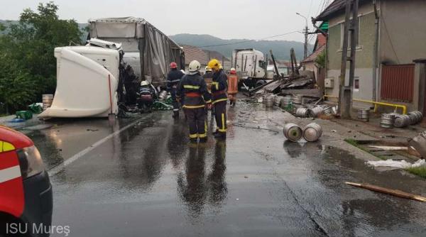 accident ciudat in mures doua tir uri s au ciocnit frontal circulatia este blocata pe ambele sensuri