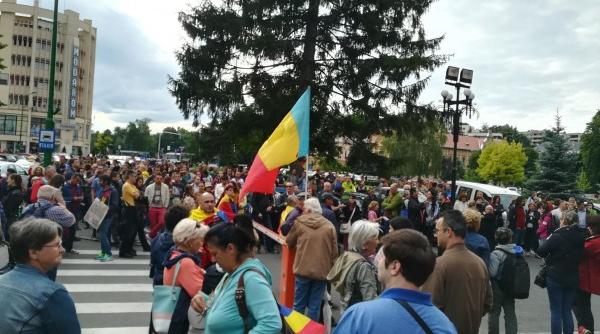 cateva zeci de persoane continua seria protestelor in fata prefecturii impotriva guvernarii psd