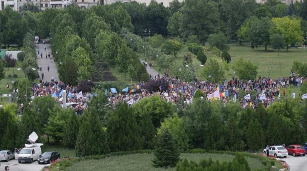 protest in parcul izvor dacian ciolos in mijlocul manifestantilor