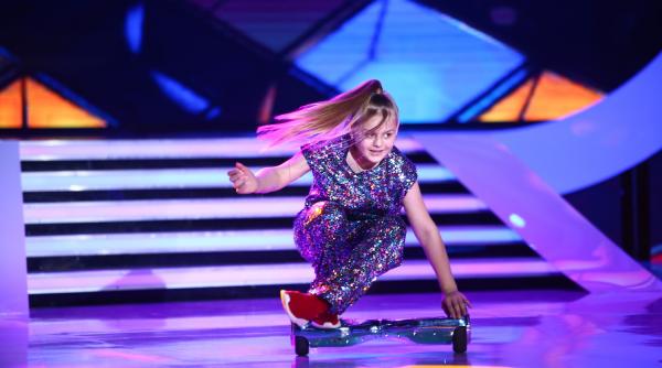lidia buble urca pentru prima oara pe un hoverboard la next star mi e foarte frica