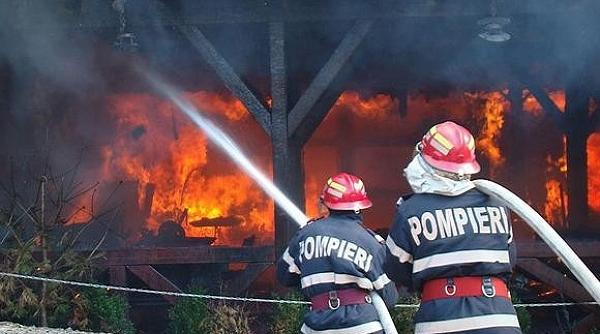 pompierii din neamt au intervenit pentru stingerea unui incendiu la o casa lovita de trasnet