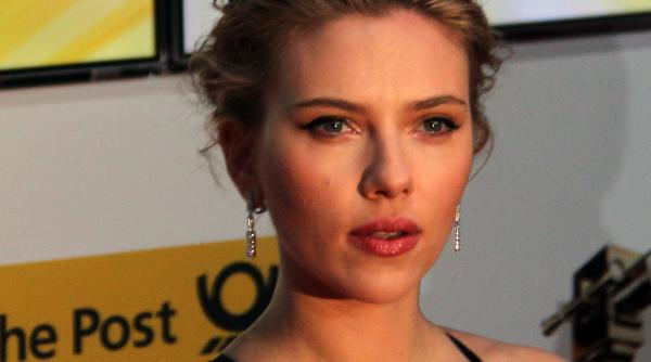 scarlett johansson neaga acuzatiile ca ar fi participat la auditii pentru a fi iubita lui tom cruise