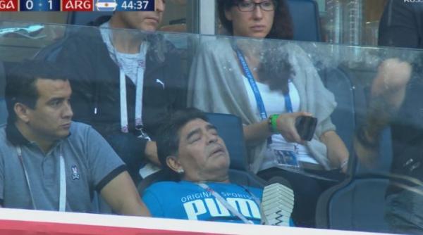 video maradona a fost scos pe brate din loja