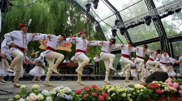 a inceput festivalul de folclor muzici si traditii in cismigiu