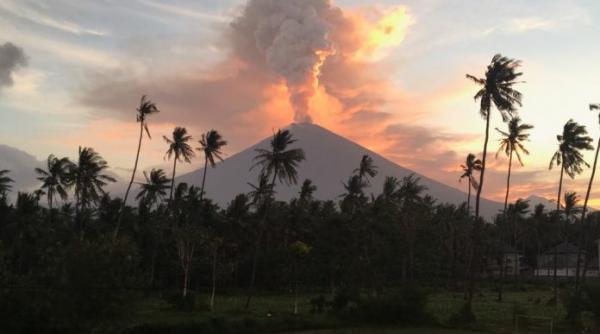 aeroportul din bali redeschis dupa eruptia vulcanului agung