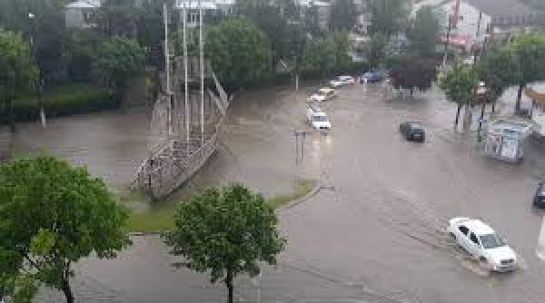 o ploaie torentiala a transformat in lacuri mai multe strazi din targu mures